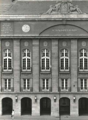 Dresden-Altstadt. Schauspielhaus (1912/1913; W. Lossow, M. H. Kühne; Umbau 1993-1995). Haupteingangsfront. Teilansicht mit Gesimsfiguren (G. Wrba) von Nordosten (vom Kronentor)