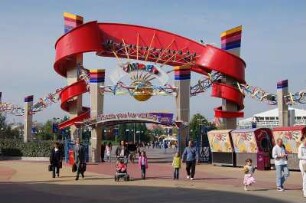 Paris - Disneyland : Haupteingang zum Vergnügungspark Disney Village. Paris, 2006