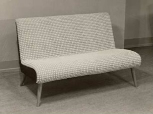 Sofa : Sofa (1956; Polstermöbelkombinat Rabenau-Oelsa) in Ausstellungskoje
