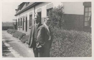 Naaldwijk. Professor Boermann-Rotterdam (Handelshochschule) und Le Fèbre-Belgien in der Proefstation, 29.7.1938