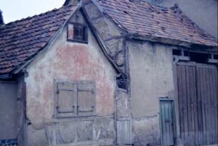 überbaute Toreinfahrt, kleines Wirtschaftsgebäude mit Holzläden