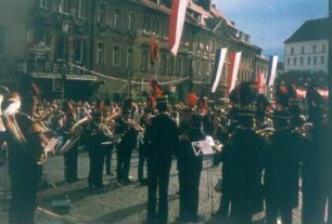 Sulzbach-Rosenberg. Knappenkapelle in Bergmannstracht spielt vor dem Rathaus