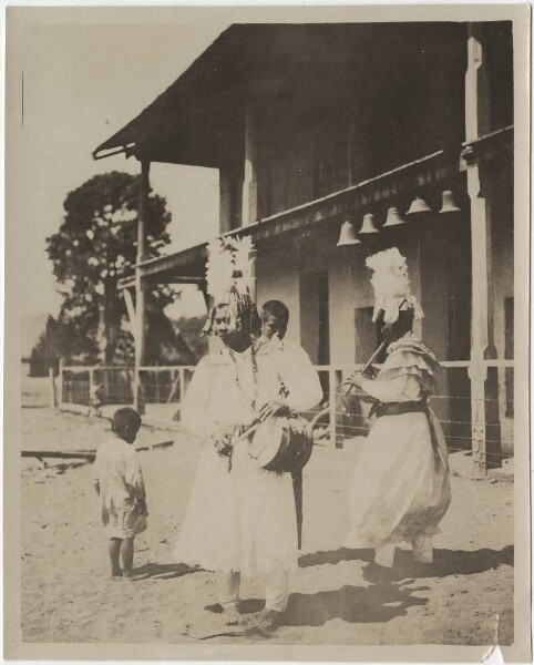 Indien Cavina dansant devant la maison de la mission de Cavinas