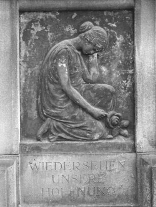 Grabmal der Familie Julius Lode : Grabmal der Familie Julius Lode. Detail: Knieende Frau mit Rose. Sandstein. nach 1922. Dresden-Johannstadt, Trinitatisfriedhof
