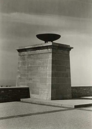 Weimar. Nationale Gedenkstätte Buchenwald auf dem Ettersberg. Straße der Nationen. Pylon mit Flammenschale "Italien"