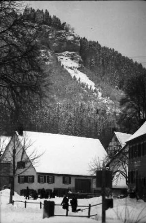 Egesheim/Heuberg: Dorfstraße mit Felsblock, mit Schulkindern