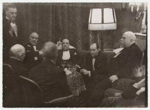Nachtsitzung der deutschen und französischen Minister während der 2. Haager Konferenz, Den Haag. von links: N. N. (stehend), Paul Moldenhauer, Louis Loucheur, Carl Joseph Melchior (Rückenansicht), André Tardieu, Julius Curtius, Henri Chéron
