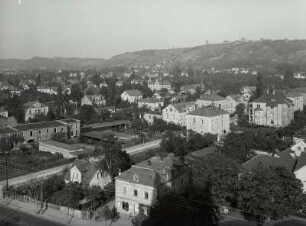 Radebeul. Oberlößnitz. Blick vom Turm der Lutherkirche nach Nordwesten gegen Weinberge mit Bismarckturm und Gasthaus'Spitzhaus'