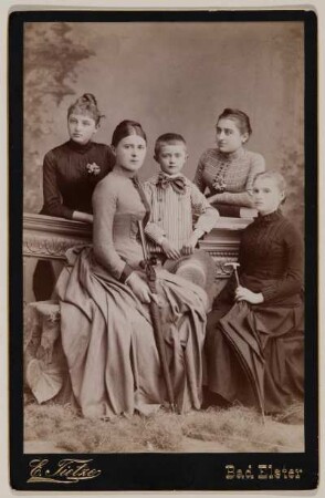Albumseite : Album der Familie Bienert mit 48 Porträtaufnahmen