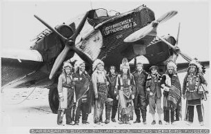 Sioux-Indianer des Zirkus Sarrasani und Besatzung vor einem Verkehrsflugzeug Junkers G-24 der Österreichischen Luftverkehrs-AG : Dresden. Flugplatz Dresden-Heller. Sioux-Indianer des Zirkus Sarrasani und Besatzung vor einem Verkehrsflugzeug Junkers G-24 der Österreichischen Luftverkehrs-AG