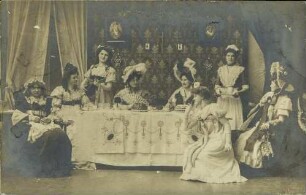 [Frauen an einem festlichen Tisch]