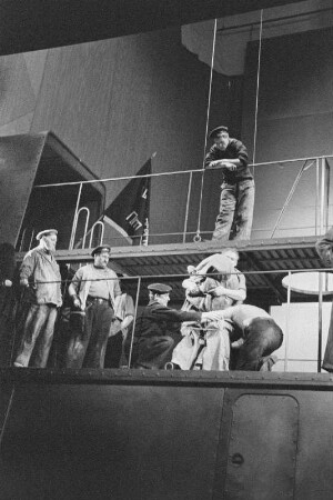 Szenenbilder aus "Optimistische Tragödie" von Wsewolod Wischnewski. Berliner Ensemble, 28.03.1958