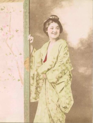 Mädchen (mit Yukata-Bekleidung) , an eine Schiebetür gelehnt