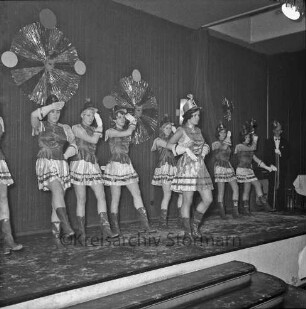Karneval: Hotel Oldesloer Hof, Saal: Prunksitzung: Veranstalter Oldesloer Männerchor von 1844, Oldesloer Singakademie von 1946: Bühne: Podium: Auftritt der Mädchengarde mit Tanzmariechen, 4. Februar 1967