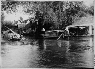 Leben am Wasser : Thailand. Blick auf einen von Häusern gesäumten Fluss oder Khlong mit Booten
