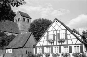 Burkheim: Burkheimer Kirche und Fachwerkhaus