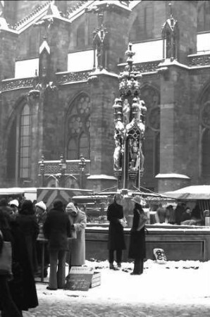 Freiburg: Verschneiter Münsterbrunnen im Schnee, Ausschnitte