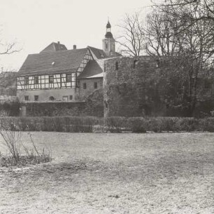 Ehem. Wasserburg : Blick gegen ehem. Wasserburg und Turm der Pfarrkirche Beatae Mariae Virginis