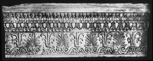 Athen, Dekorfries, aus Cella des Erechtheion. Lotos-Palmetten-Fries, Perlstab, größerer Eierstab, Perlstab und lesbisches Kymation