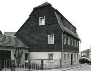 Neustadt in Sachsen, Johann-Sebastian-Bach-Straße 2. Wohnhaus (1801/1850)