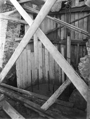 Roßwein. Sächsische Patentachsenfabrik Kadner & Co. Bau der betriebseigenen Brücke über die Mulde von der Wehrstraße zur Uferstraße. Errichten der Verschalung für den Pfeilerbau mit Hilfe einer Kettenwinde