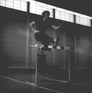 Mainz. Deutscher Leichtathletikverband. Trainig in der Sporthalle. Hürdenspringer beim Sprung