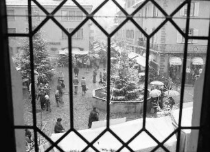 Staufen: Weihnachtsmarkt; Marktplatz vom Rathaus aus gesehen; durch Fenstergitter