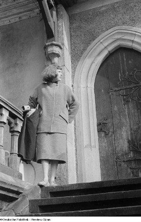 Renate Rössing posiert vor einer Tür der Albrechtsburg
