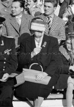 Bei der Kundgebung zum 10. Jahrestag der DDR