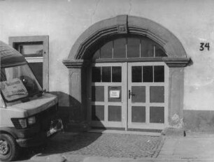 Adorf. Wohnhaus, Ernst-Thälmann-Platz 34. Portal