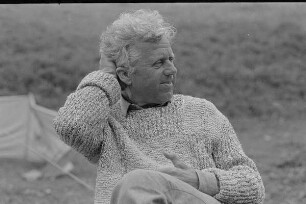 Čičmany. Akt-Pleinair 1980. Der Fotograf Günter Rössler während einer Besprechung