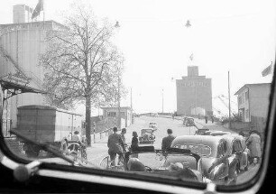 Friedlingen: Omnibus, durch die Scheibe auf Brücke