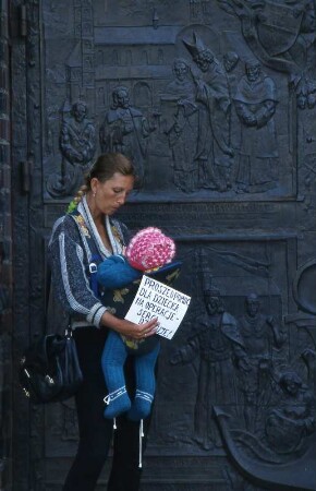 Frau bettelt mit Kind vor einer Kirche in Stettin, Polen 2002