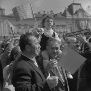 Demonstration zum Jahrestag der Befreiung von Faschismus am 9. September 1957 im Stadtzentrum Sofias