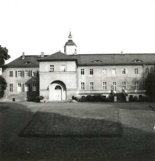 Dohna-Röhrsdorf-Gamig. Ehemaliges Rittergut Gut Gamig (1501/1900; Umbau und Turm 1834, W. Hermann). Gartenseite mit Treppenturm von Norden