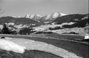 Weiler: Deutsche Alpenstraße, in der Kurve stehend