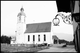 Langenegg: Kirche, außen, rechts Straße