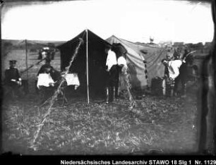 Manöver (Oberfläche der Platte am Rand geschädigt) Enthält: Soldaten an einem Zelt