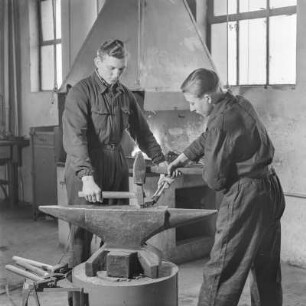 Lehrlinge von Borgward beim Schmieden am Amboss mit Hammer und Zange