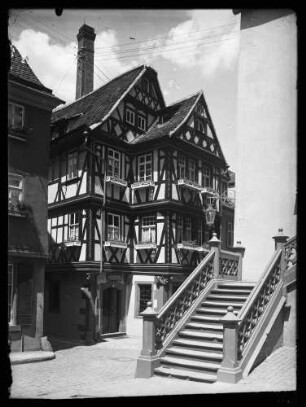 Rathausgasse, Haus der vier Gekrönten und Treppenaufgang zum alten Rathaus