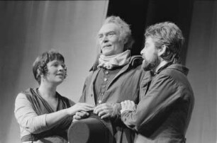 Szenenbilder aus "Die deutschen Kleinstädter", Schauspiel von August von Kotzebue. Volksbühne Berlin, 08.10.1976 (Premiere 10. Oktober 1976) : Mit Michael Gwisdek, Ursula Karusseit, Walfriede Schmitt, Werner Senftleben, Ruth Glöss, Marion van de Kamp, Wilfried Ortmann, Bodo Krämer, Erich Brauer, Harry Merkel, Klaus Mertens, Winfried Wagner, Karin Ugowski, Peter Marx