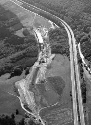 Franzosenschluchtbrücke Überbau Fahrbahn München - Stuttgart im Bau, Rechts im Bild: die alte BAB.
