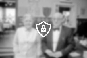 Gasthof Kalkgraben: Seniorchefin Nanni Broders mit Kellner [Name maskiert] rechts Tresen: hinten an Wand Backformen und Garderobe: hinten links Tische und Stühle