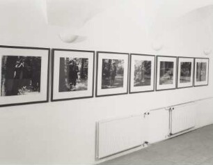 Raumaufnahme : Raumaufnahme mit C-Prints von Peter Land aus der Serie "The Lake" in der Ausstellung: True Fictions - Inszenierte Fotokunst der 1990er Jahre. Kunst Haus Dresden, Galerie für Gegenwartskunst, 16.08.2002-27.10.2002