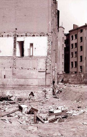 Berlin: Trümmergrundstück und alte Mietskasernen; Mariannenstraße-Skalitzerstraße