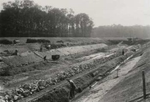Elster-Luppe Regulierung, 10. September 1934 : Böschungsversteinung bei Schlobachs Hof