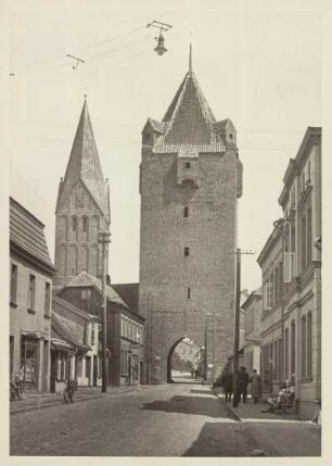Barth. Dammtor und Turm der frühgotischen Pfarrkirche St.-Marien