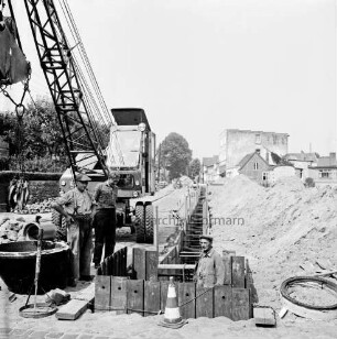 Wasserversorgung: Wasserwerk für Neubaugebiet Kellerberg-Süd: Rohbau: vorn Eisenmatten im Gras: hinten Einfamilienhäuser vor und nach Fertigstellung