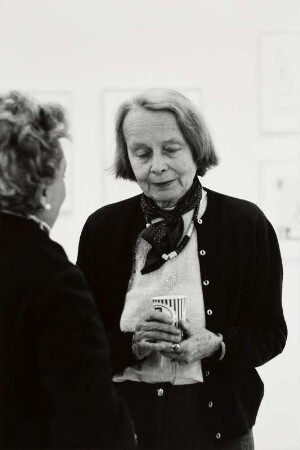 Die Galeristin und Künstlerin Betty Parsons bei der Eröffnung der Saul Steinberg-Ausstellung in ihrer Galerie
