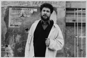 Der Lyriker und Übersetzer Richard Pietraß vor einem Gebäude